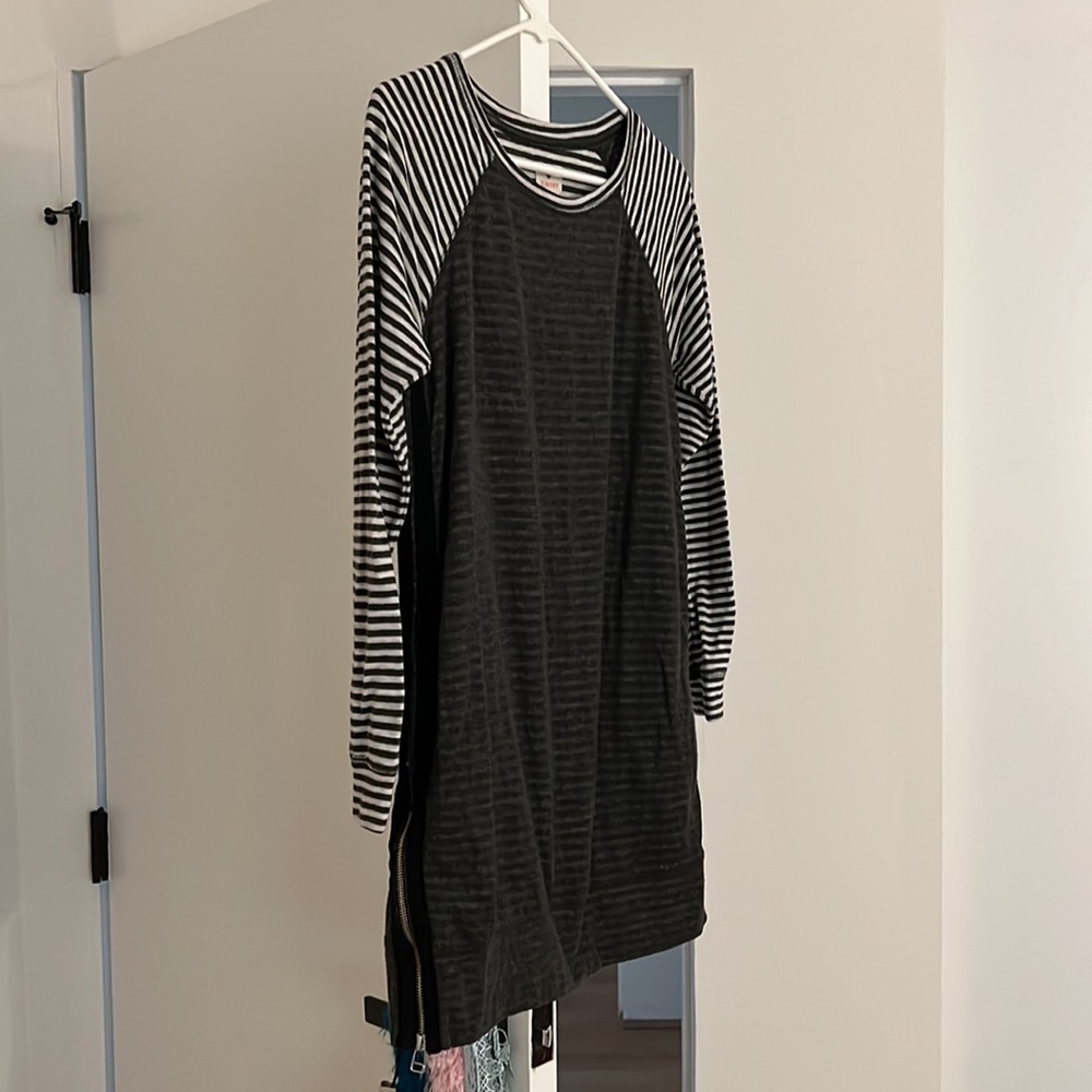 Striped Raglan Dress - Picture 4 of 7